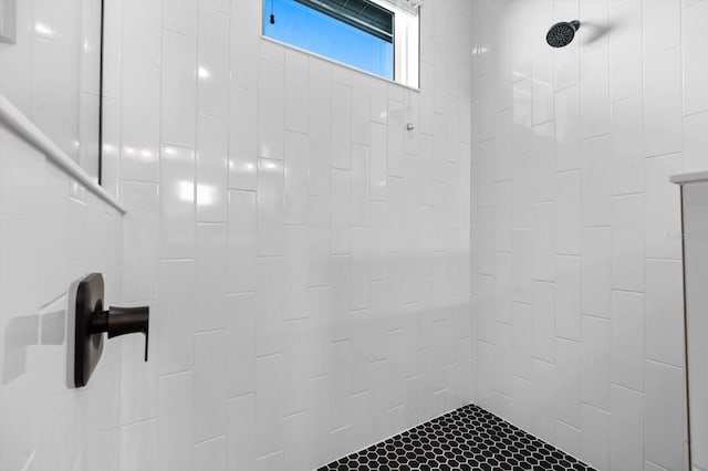 bathroom featuring a tile shower