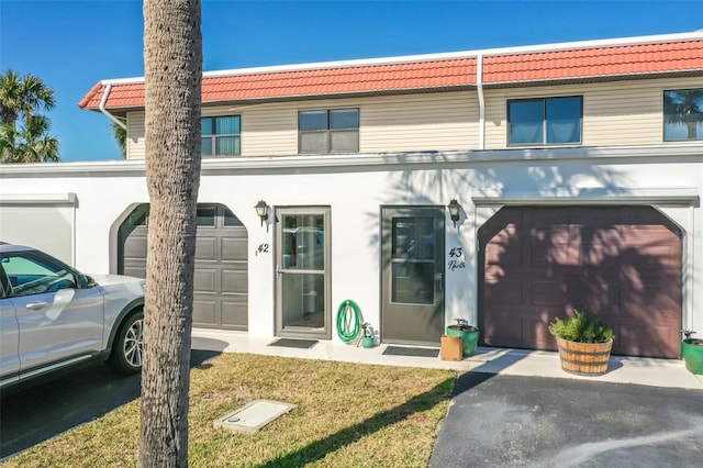 view of front of home featuring a front yard and a garage