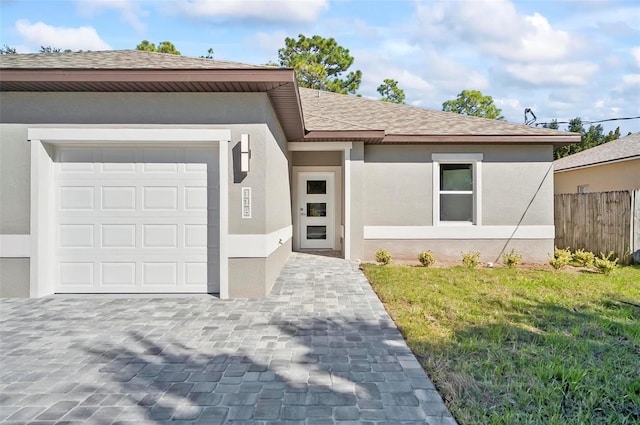 view of front of home featuring a front lawn and a garage