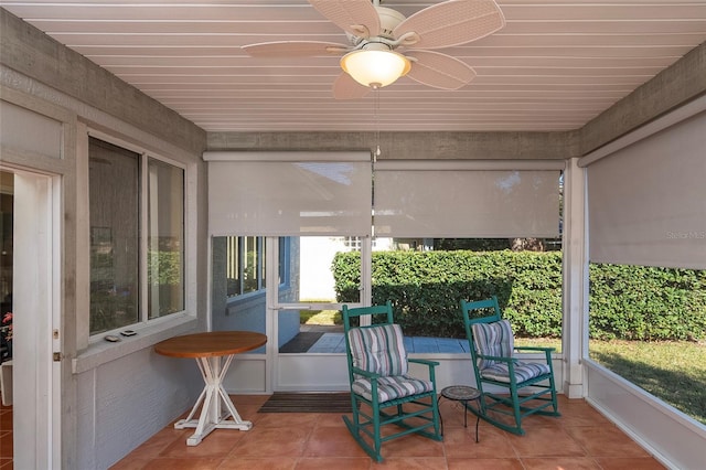 sunroom with ceiling fan