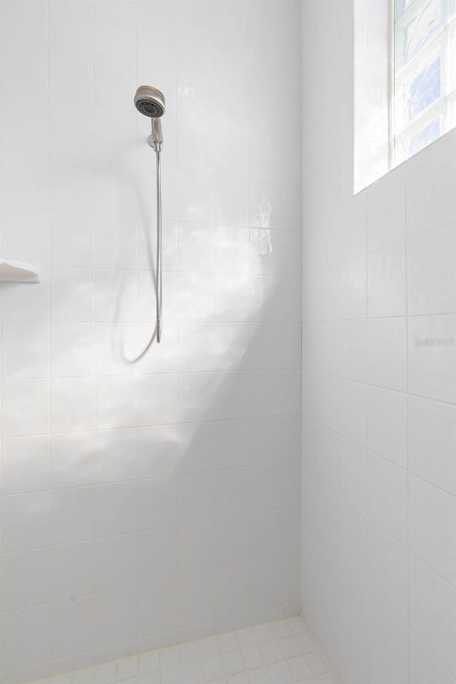 bathroom featuring tiled shower