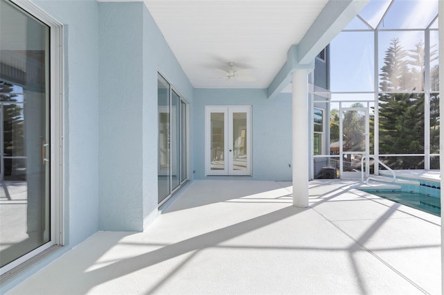 sunroom with ceiling fan