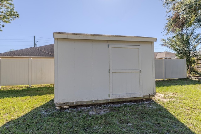 view of outdoor structure featuring a yard