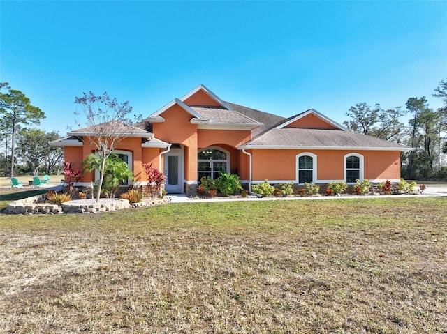 view of front of property featuring a front lawn