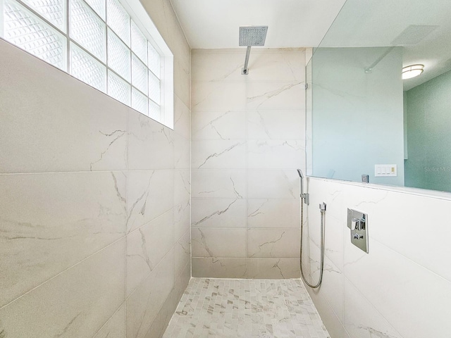 bathroom featuring tiled shower