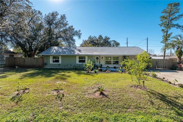 ranch-style house featuring a front yard