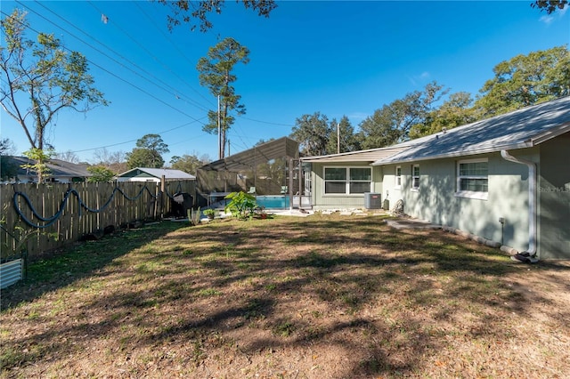 view of yard featuring a fenced in pool