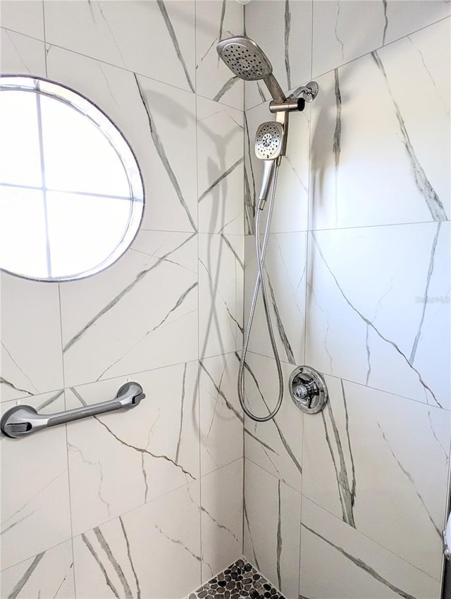 bathroom featuring a tile shower