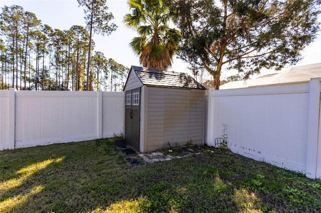 view of yard featuring a storage shed