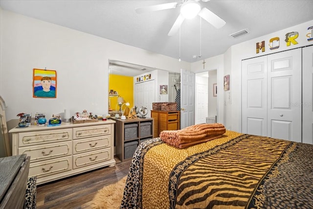 bedroom with a textured ceiling, dark hardwood / wood-style floors, and ceiling fan