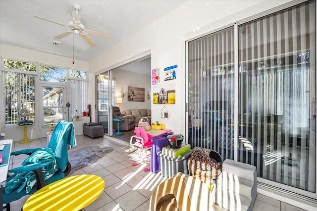 sunroom with ceiling fan