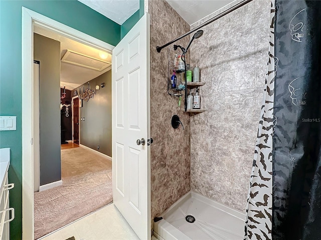 bathroom featuring a shower with shower curtain