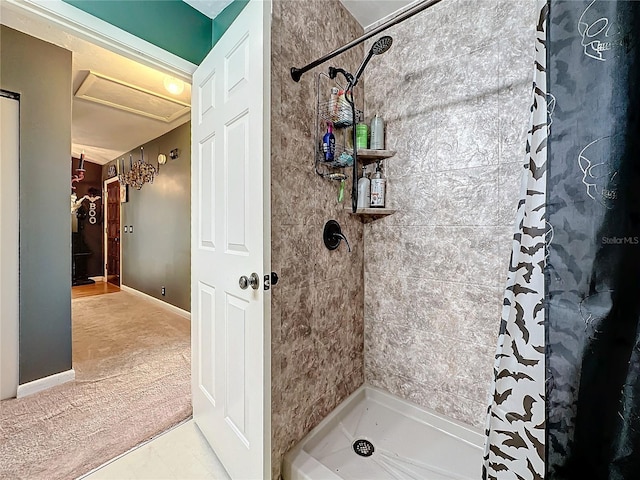 bathroom featuring a shower with shower curtain