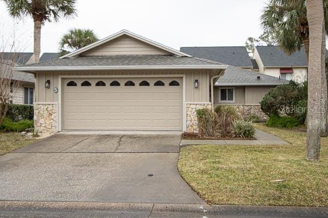 view of front facade featuring a front yard and a garage