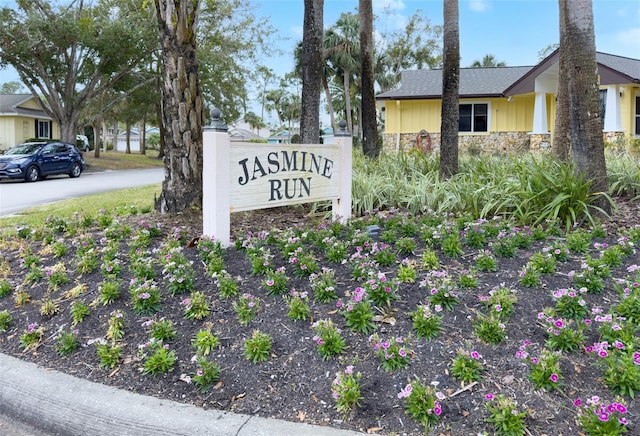 view of community / neighborhood sign