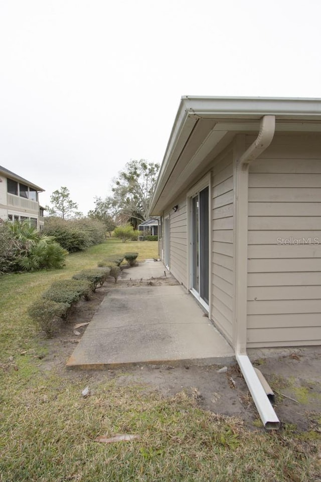 view of yard featuring a patio area