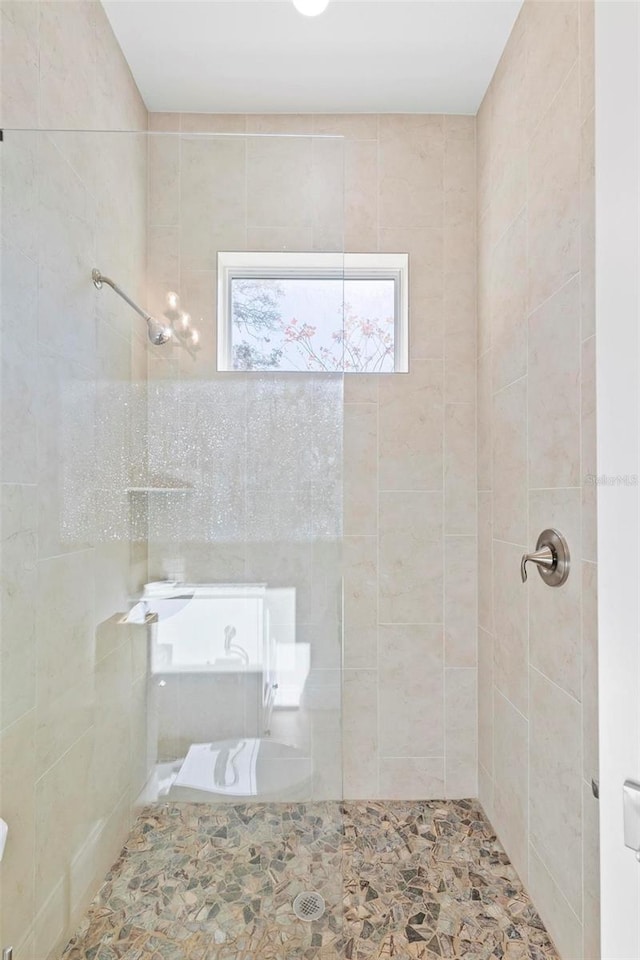 bathroom featuring a tile shower