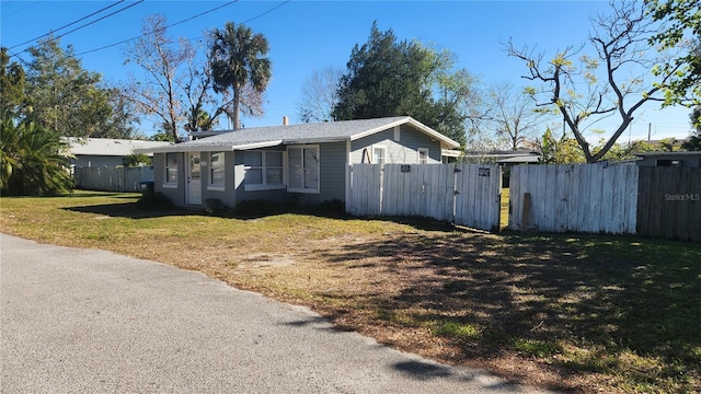 view of side of property featuring a lawn