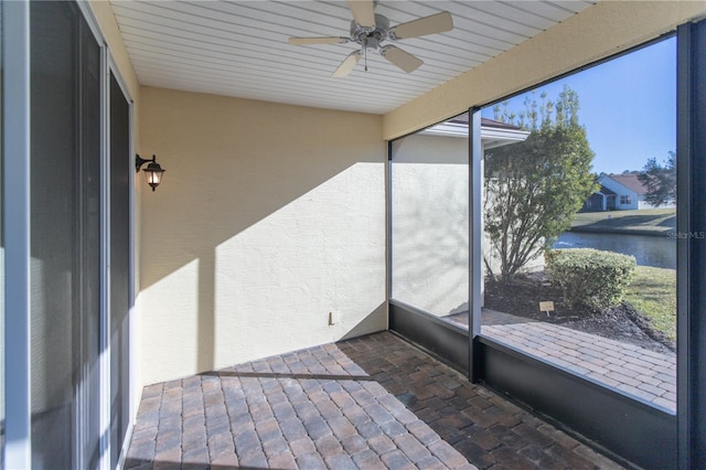 sunroom with ceiling fan