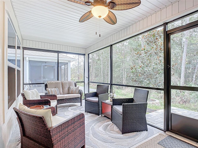 sunroom with ceiling fan