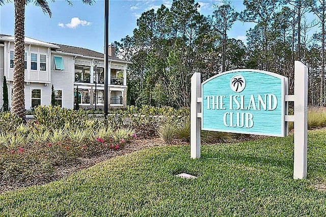 community sign with a lawn