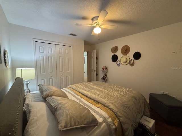 bedroom featuring a closet, ceiling fan, and a textured ceiling