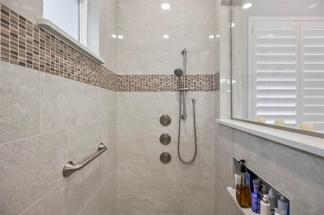 bathroom featuring tiled shower