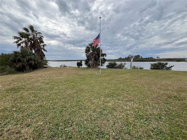 view of yard featuring a water view