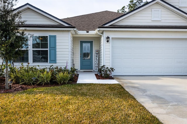 view of front of home featuring a garage and a front yard