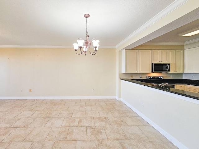 kitchen with crown molding, a chandelier, hanging light fixtures, range with electric cooktop, and cream cabinets