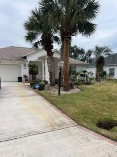 view of front facade featuring a front yard and a garage