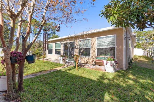 view of front facade featuring a front yard