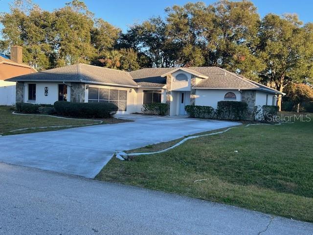 single story home with a front yard