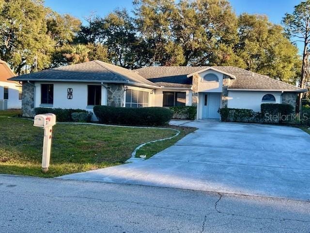 single story home featuring a front lawn