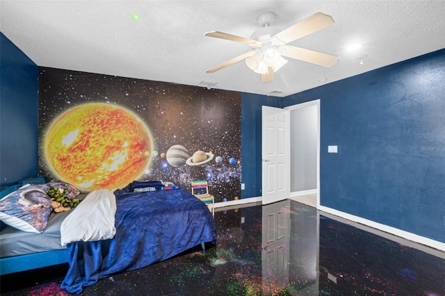 unfurnished bedroom featuring ceiling fan and a textured ceiling