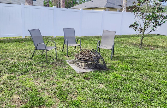 view of yard featuring a fire pit