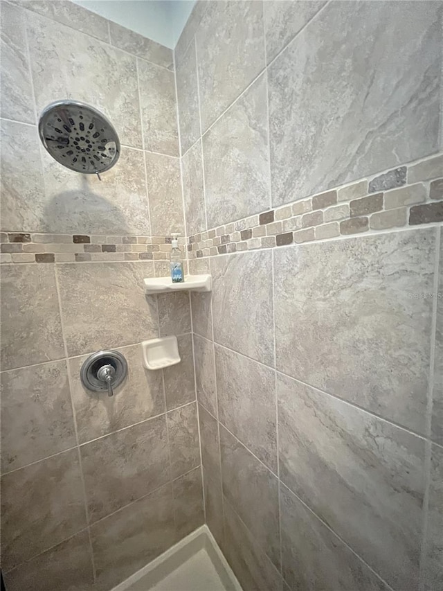 bathroom featuring a tile shower