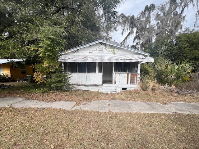 bungalow-style home featuring a front lawn