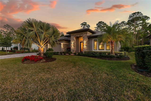 view of front of house featuring a lawn