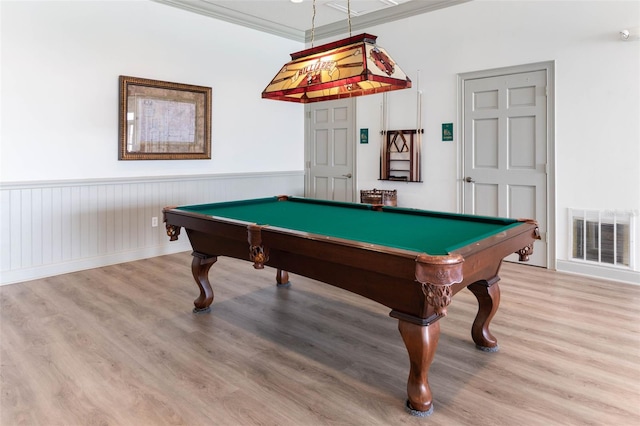 recreation room with visible vents, crown molding, billiards, and wood finished floors