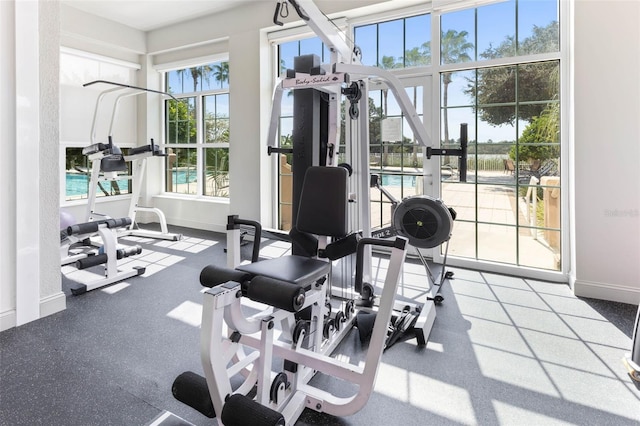 exercise room featuring baseboards