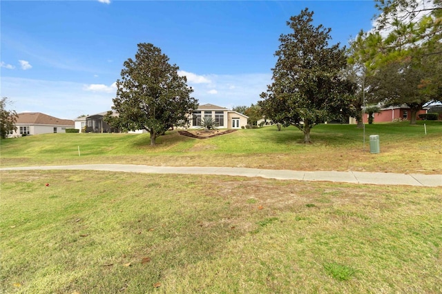 view of front facade featuring a front lawn