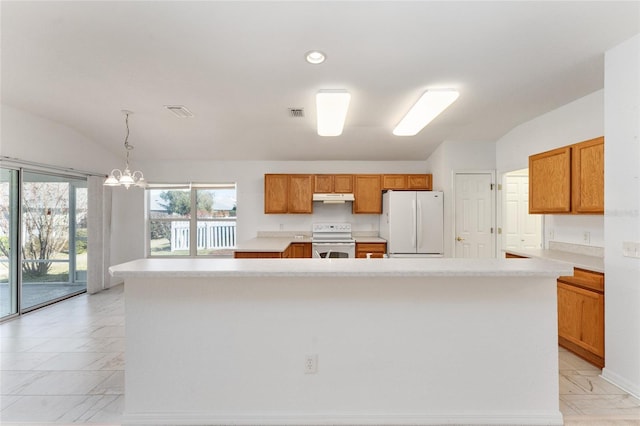 kitchen featuring lofted ceiling, decorative light fixtures, a notable chandelier, white appliances, and a kitchen island with sink