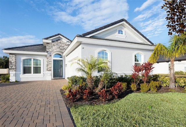 view of front of home featuring a front lawn