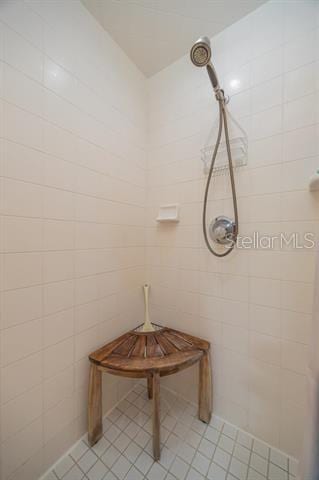 bathroom featuring tiled shower