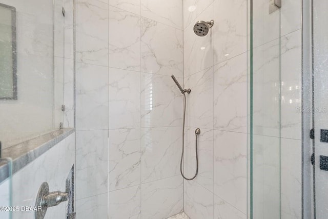 bathroom featuring a tile shower