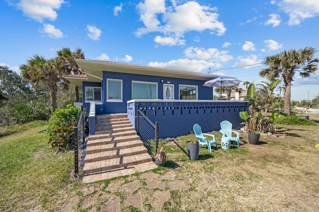 view of front of house featuring a front lawn