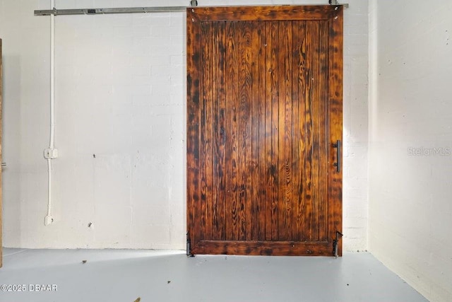 empty room featuring concrete flooring