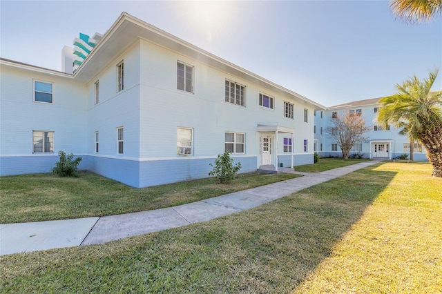 view of front of property featuring a front yard