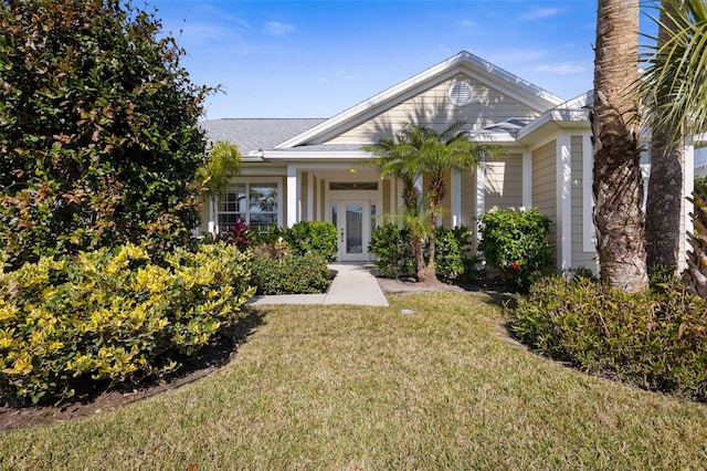 view of front of home featuring a front lawn